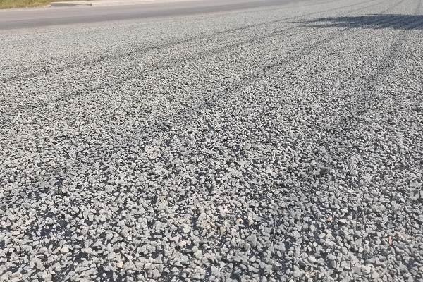 Points that should be paid attention to after the completion of synchronous gravel sealing construction_2